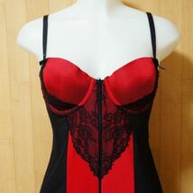 U64■hunkemoller美品♪情熱の赤×黒*ワンナイトの誘惑Sexy補正ガーター付きスリップ/M■_画像3