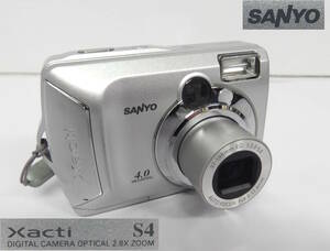 【よろづ屋】SANYO Xacti S4 DSC-S4 サンヨー コンパクト デジタルカメラ ザクティ シルバー レトロデジカメ 乾電池駆動(M0308)