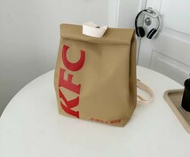 KFC　ケンタッキー　バッグ　紙袋風プリントリュック_画像1