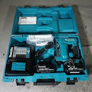 ◎ makita マキタ 18V 充電式タッカ 充電器 バッテリー２個 ケース付き DC18RF BL1860B ※ジャンク品 ST312Dの画像1