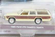 グリーンライト 1/64 1985 フォード LTD カントリー・スクワイア / 2023 シボレー シルバラード High Country など3点セット_画像2