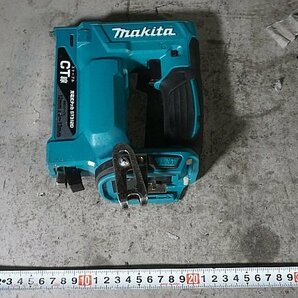 ◎ makita マキタ 18V 充電式タッカ 充電器 バッテリー２個 ケース付き DC18RF BL1860B ※ジャンク品 ST312Dの画像2