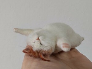 ＊obu＊ハンドメイド＊ 羊毛フェルト　猫 和猫 お昼寝 茶トラ白猫 ねこ　へそ天 手のひらサイズ