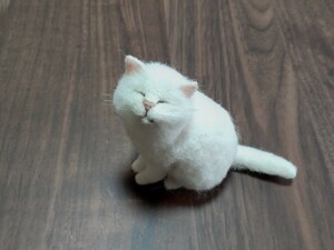 ＊obu＊ハンドメイド＊ 羊毛フェルト　白猫　猫　和猫　ねこ　福猫 おすわり 手のひらサイズ