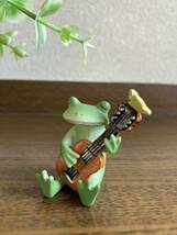 カエルのマスコット♪　Copeau　コポー　アコースティックギターとカエル　かえるの置物_画像1