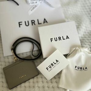 極美品　FURLA バッチホルダー　グレー