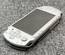 【JBI 4638】 1円〜 SONY PSP プレイステーション・ポータブル PSP-2000 IS 本体 アイス・シルバー 箱付属 通電不良 ジャンク 現状品_画像2