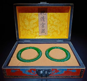 清代　帝王緑翡翠の双龍腕輪ペア　共箱