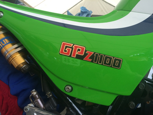 GPz1100エンブレム風ステッカー☆2枚組☆排気量変更可☆kawasakiカウルサイドカバー