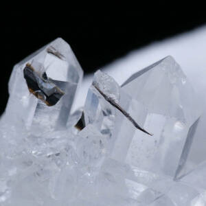 【鉱物 標本 板チタン石 水晶 原石 結晶】パキスタン Kharan ブルッカイト イン クォーツ