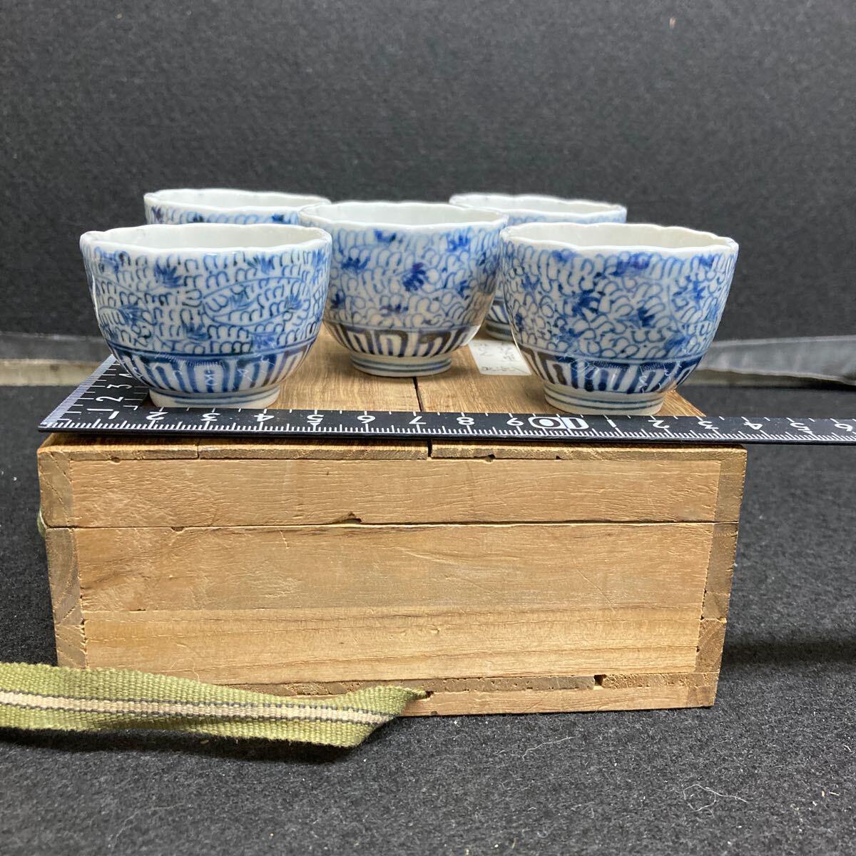 古伊万里 花唐草模様 蕎麦猪口 一対 一客キズ有ります、|日本の陶磁 古伊万里 花唐草模様 蕎麦猪口 一対 一客キズ有ります、|日本の陶磁