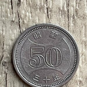 ◆昭和30年 菊 50円硬貨 穴なし/ニッケル貨/レトロ◆の画像1