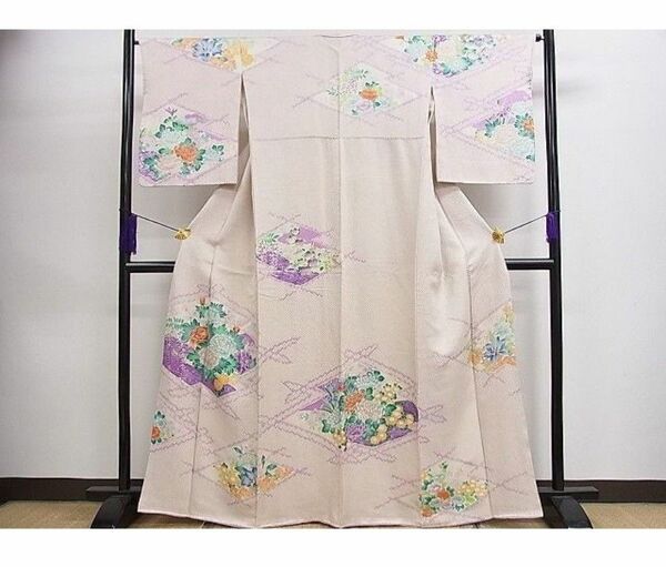 豪華訪問着　銀駒刺繍　絞り　松皮菱草花文　銀彩 正絹 ピンク藤色