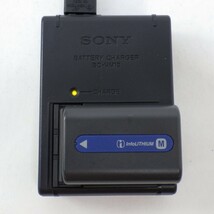 SONY 純正バッテリーチャージャー BC-VM10+NP-FM30付き/ソニー α200 α300 α350 α550 α57 α58 α65 α77 α99などに/通電確認済み　P_画像2