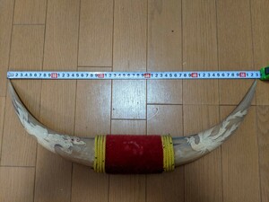 IY0642 水牛の角 幅約52.5㎝×高さ約18cm 台座なし奥行き6cm 龍 鳳凰 彫り物あり 置物/飾り/骨董品/インテリア/風水/ライオン 現状品