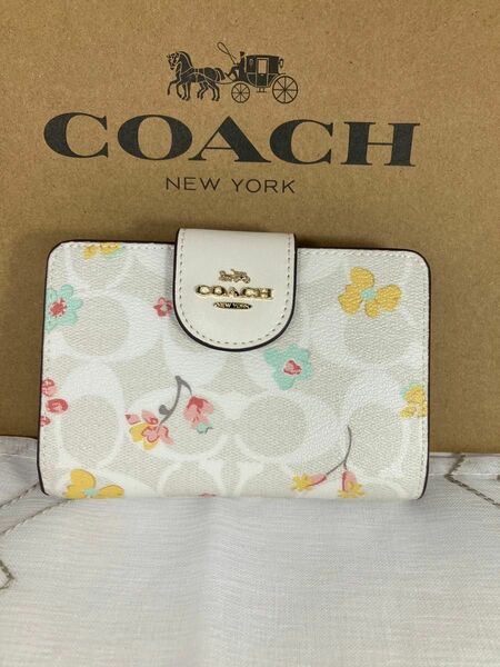 新品未使用　coachコーチ ホワイトフローラルミディアム二つ折り財布