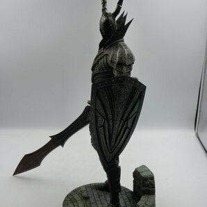 【中古現状品】フィギュア DARK SOULS ダークソウル 黒騎士 1/6 スタチュー 全高約41cm(台座含む) 大剣他武器４点付き 1FA5-T120-3MA281の画像4