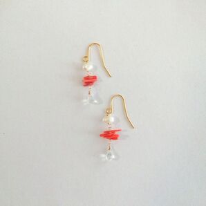 ピアス ハンドメイド 天然石 珊瑚 ムーンストーン パール エテ風 ピンク フック 揺れるピアス ナチュラル ゴールド