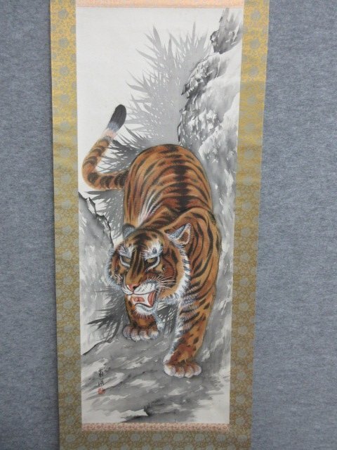 Authentic Hanging Scroll Tiger [B33376] Length 187cm Width 53cm Silk Nankei Animal Birds and Beasts Painting Antiques Antique Art Antiques, Painting, Japanese painting, Flowers and Birds, Wildlife