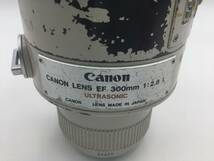 RR38●＜動作/精度未確認＞ジャンク LENS レンズ Canon キヤノン EF 300mm 1:2.8L ウルトラソニック フード付き ET-118 II 現状品 ●_画像5