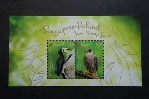 外国切手：シンガポール切手 「ポーランド・シンガポール外交50年」（シロクロコサイチョウ、ハヤブサ） 小型シート 未使用