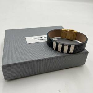 【国内正規】THOM BROWNE トムブラウン 4BAR クリップ バックル ブレスレット カーフレザー ぺブルグレインレザー ダークグレー アップリケ