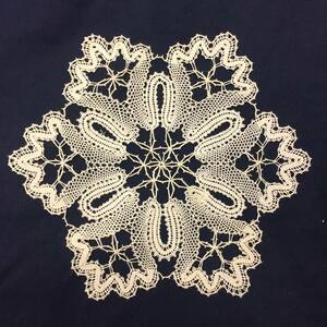 [雑貨] 手作り「マルチクロスなど」ボビンレース 手縫い 手刺繍 ハンドメイド 手仕事 敷物やインテリアなど 雪の結晶風 約22×24cm 34