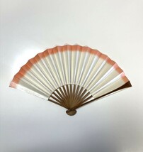 花とら●リサイクル扇子　白地　薄橙ぼかし　美品　　　　　　　240217-10　　_画像2