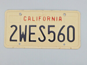 カリフォルニアのライセンスプレート CALIFORNIA 2WES560 本物 中古 ユーズドライセンスプレート アメリカ雑貨 コレクション放出！