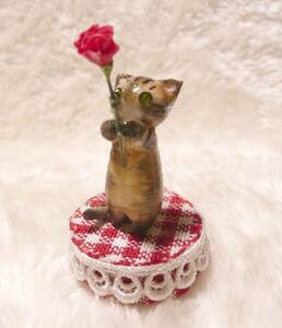 Art hand Auction Cat's tail ○ Mother's Day ○ Cat and carnation ○ Kijitora cat 1 Miniature Resin clay, handmade works, interior, miscellaneous goods, others