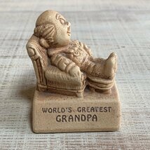 【高さ 8.8㎝】「WORLD'S GREATEST GRANDPA」メッセージドール■ビンテージ アンティーク 人形 オブジェ インテリア ベット 70s_画像1