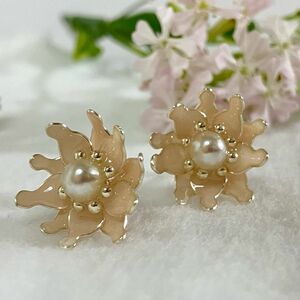 ハンドメイドアクセサリー　パステルピンクのお花ピアス