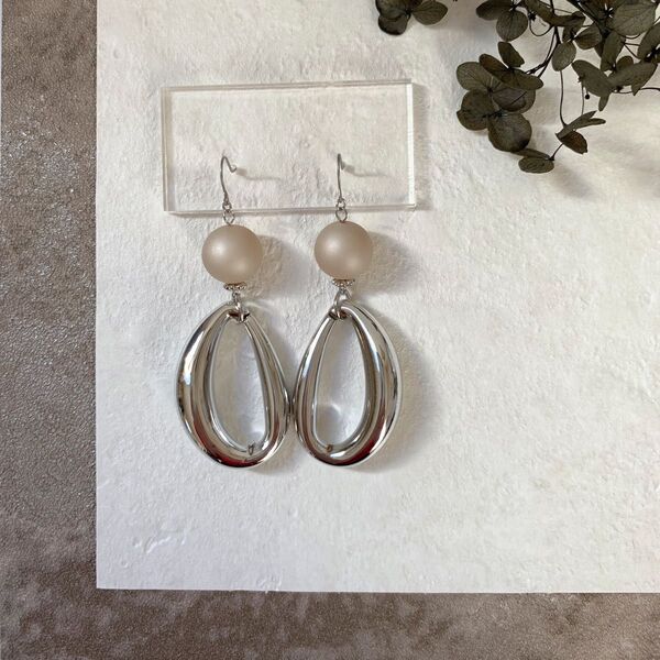 おまとめ割有・金具変更可《no,005》フックピアス イヤリング マットパール&シルバーチャーム くすみベージュ【ラッピング無料】