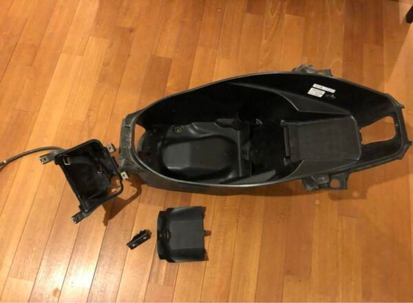 PCX JF28 メットインボックス