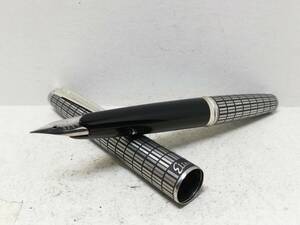 N242-83　PILOT/パイロット　万年筆　ELITE/エリート　ペン先18K　字幅F/細字　シルバー/格子柄【中古品】