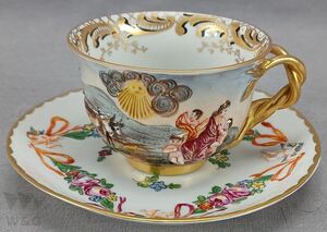 Art hand Auction Handbemalte figürliche und goldene Kaffeetasse und Untertasse im Capodimonte-Stil aus dem 19. Jahrhundert A, Antiquität, Sammlung, verschiedene Waren, Andere