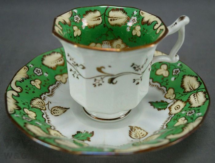 Handbemalte Kaffeetasse und Untertasse aus Alcock mit gelben Blättern und grünem Gold, ca. 1835–1845, Antiquität, Sammlung, verschiedene Waren, Andere
