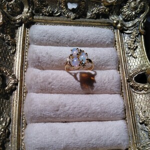 天然石 オパール リング 指輪 18K金張り(18kgf) 綺麗な遊食 サイズ10号くらい 石 オーバル型のオパールx3、ジルコニアx2 