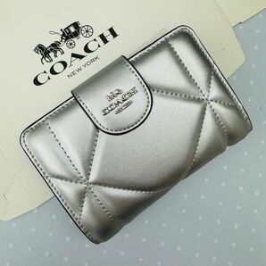 Coachコーチ折りたたみ財布　レディースのシルバー色新品財布