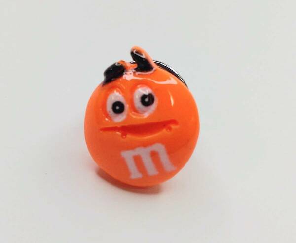 送料無料　M＆Mｓ　ピンブローチ　オレンジ　ピンズ　チョコレート　チョコ　お菓子　アメリカ　スマアク