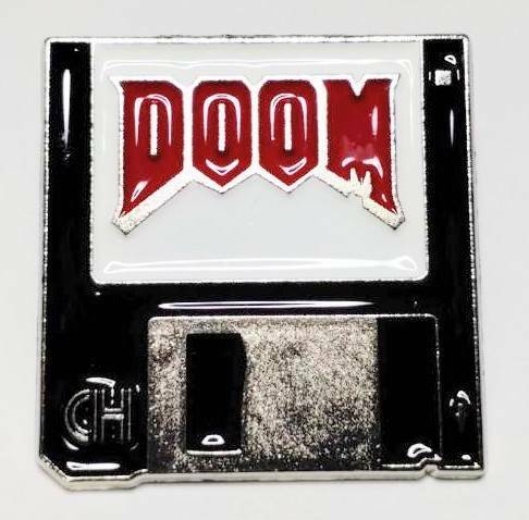 送料無料　DOOM　フロッピー　何らか　ピンブローチ　ピンズ　バッジ　バッヂ　アメリカン雑貨　スマアク