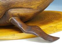 ◆(NS) 木製 木彫り クジラ 鯨 台座付 高さ 約19.5㎝ 横幅 約60.5㎝ 彫刻 木工 工芸品 オブジェ 置物 飾り物 オブジェ インテリア雑貨 _画像6