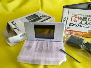 美品(送料無料) ニンテンドー DS (NTR-001) 本体(元箱付・付属品すべて有り)＋ゲーム1本