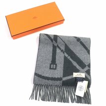 未使用品 HERMES エルメス 23AW クリッククラック カシミヤ100% 総柄 フリンジ付き マフラー グレー 箱付き イングランド製 メンズ_画像2