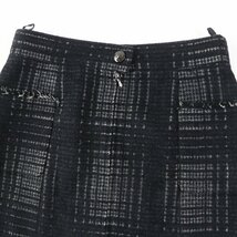 極美品◎CHANEL シャネル P41814 ココマークボタン付き チェック柄 フロントZIP 台形スカート ブラック グレー 40 仏製 正規品 レディース_画像2