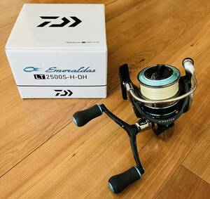 ダイワ 19エメラルダス LT 2500S-H-DH ライン、箱付 エギング等に。DAIWA EMERALDAS LT 2500S-H-DH ゴメクサスリールスタンド付。