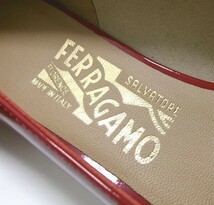 新品★Salvatore Ferragamo サルバトーレ フェラガモ★VARA1 リボン パンプス★チャンキーヒール 24.5cm★ROSSO 赤★パテント_画像6