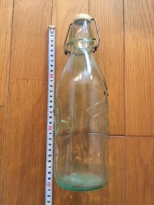 イタリア製の古い牛乳瓶　詳細は不明　全長約29㎝　太さ約9㎝　送料抑制！￥710で全国一律発送