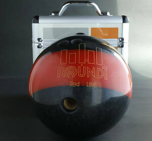 ボーリング玉左きき用５kg（約11ポンド）/ROUND1特製ケース付/直径20cm/サム径３cm/黒ラメ×レッド