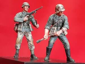 【舟】1/35　二人のドイツ兵完成品　フィギュア　台付　　